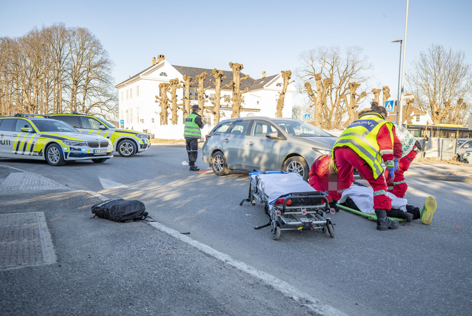 PÅKJØRT: Her jobber ambulansepersonell med gutten som ble påkjørt av bilen bak i bildet.