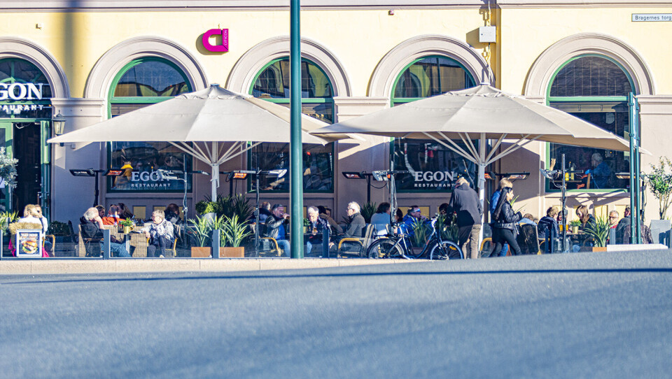 FULLT HUS: Det var lite som minnet smittevernfokus og corona-frykt i vårsola på Bragernes Torg lørdag.