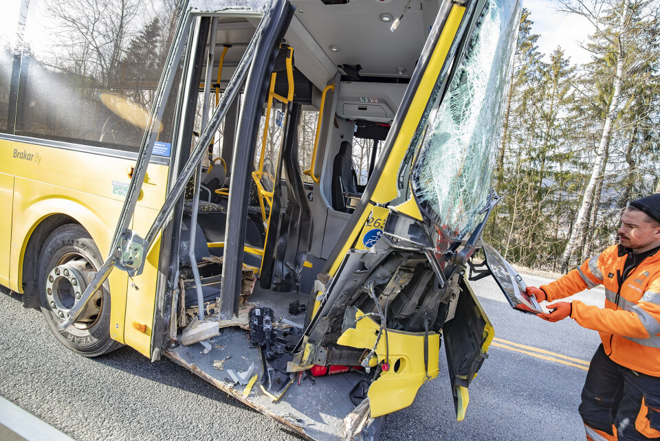 STORE SKADER: Bussen ble fullstendig smadret i fronten.
