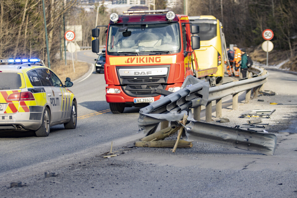 Buss kolliderte med autovern