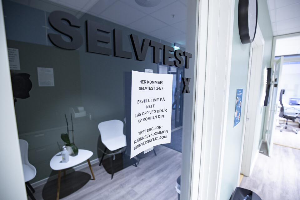 MINI-KLINIKK FOR SELVTESTING: Her hadde LegevaktX planlagt å gjennomføre ulik selvtesting i egne lokaler. Hele legevakten er nå stengt for publikum som følge av corona-utbruddet, og legene utfører kun video- og telefonkonsultasjoner. (FOTO: ALEXANDER JANSEN / DRM24)