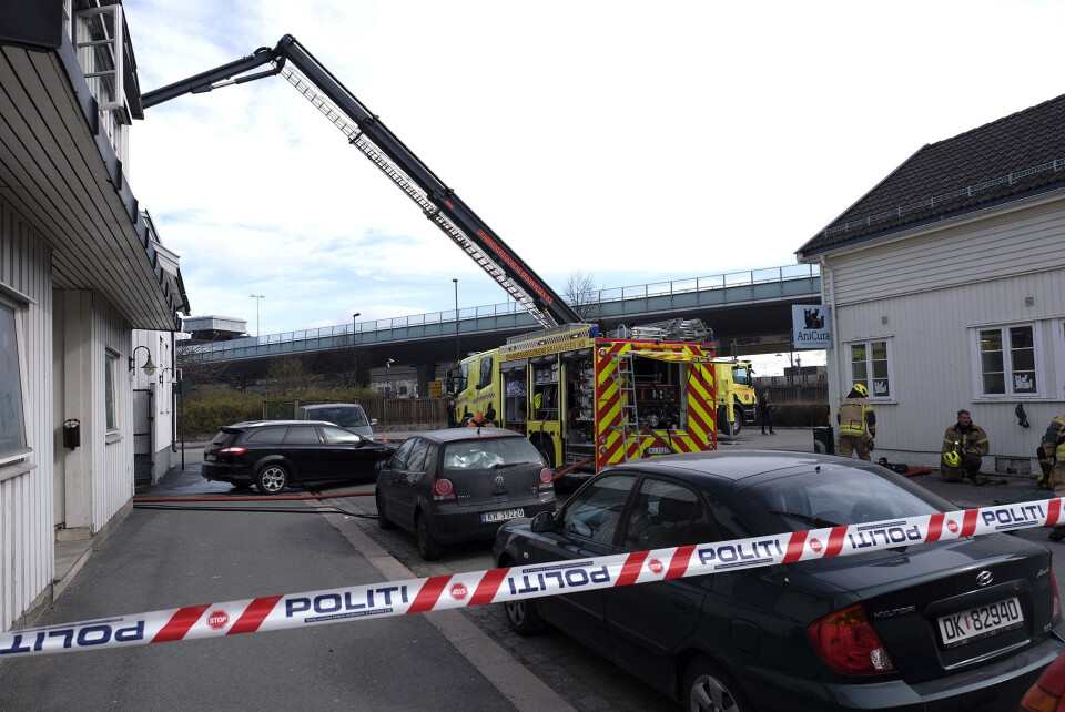 Gaten utenfor ble midlertidig avsperret i forbindelse med nødetatenes arbeid på stedet.Brannvesenet lufter ut og river opp noe takkonstruksjon for å kontrollere for ulmebrann.
