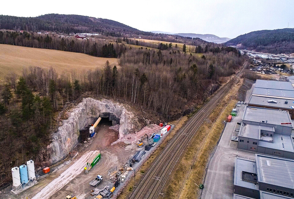 Her ved Gulliksrud sør i Kobbervikdalen skal dobbelsporet i tunnel kobles til eksitserende Vestfoldbane.