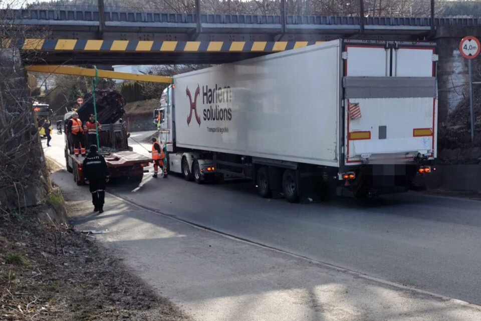 Togtrafikken sperret da lastebil kjørte seg fast i jernbanebru