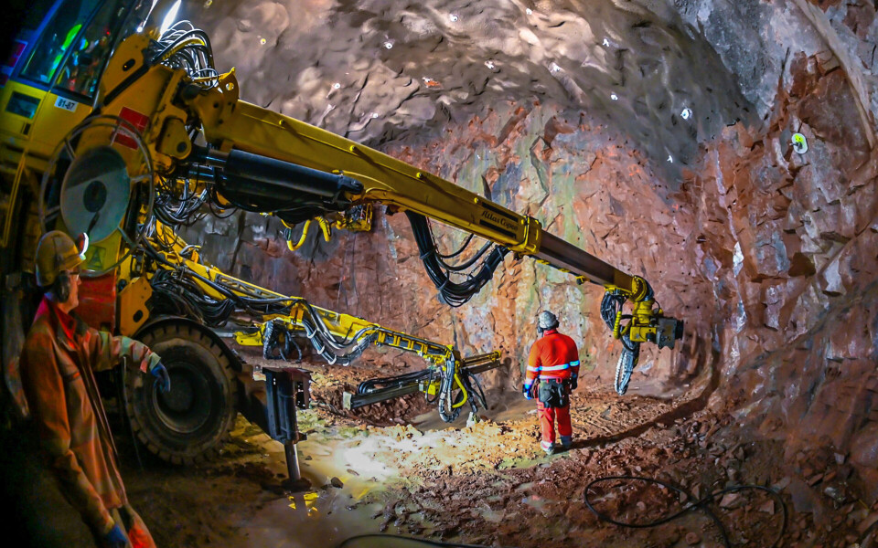 Menn og maskiner lager tunneltversnitt med centimeterpresisjoin.