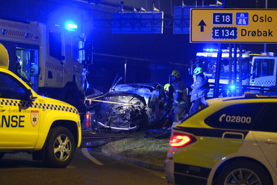 KNUST: Bilen, som trolig har hatt høy fart, ble totalvraket.