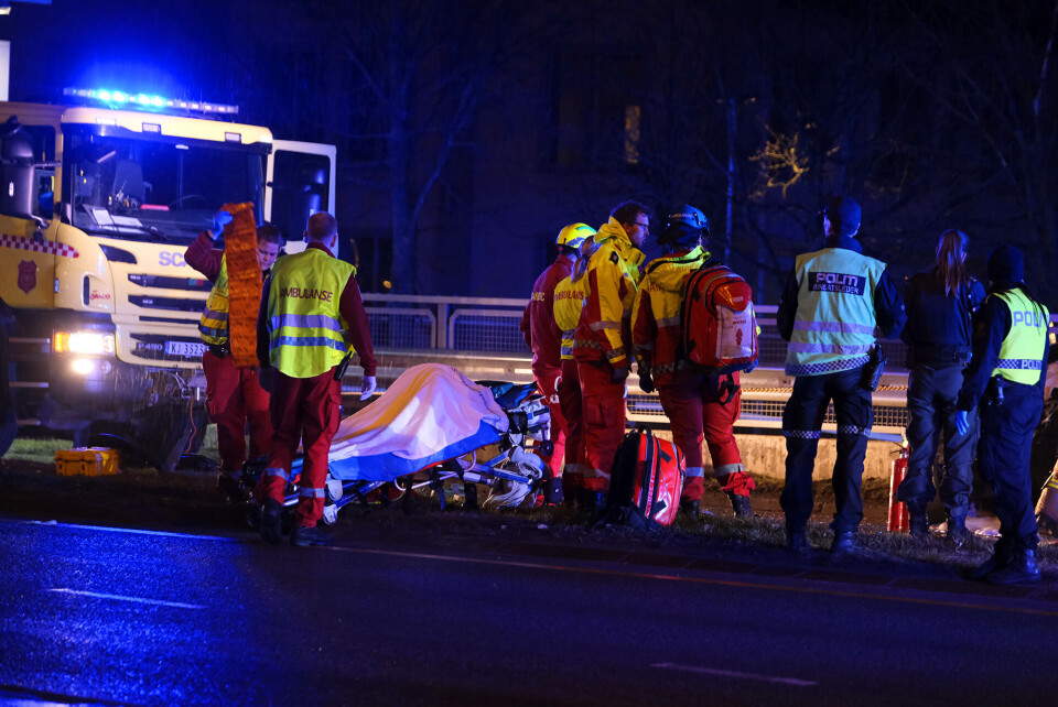 Fastklemt etter alvorlig ulykke - to tenåringer til sykehus