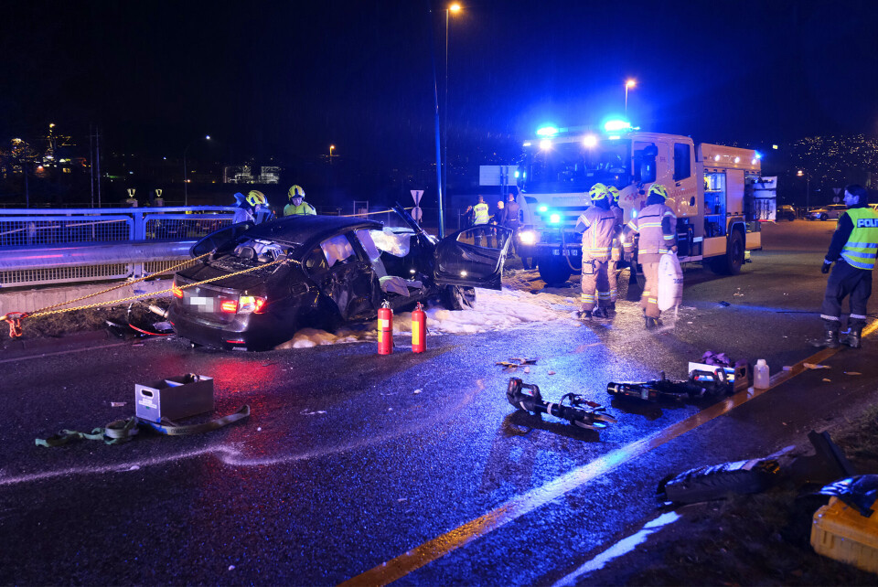 VRAK: Bilen ble fullstendig smadret etter å ha kjørt tvers over rundkjøringen, inn i et brukar, en lyktestolpe og et autovern. Vrakrestene lå strødd i området.