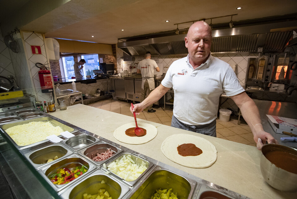 KLAR FOR KEBABPIZZA: Innehaver Vidar Skar tilbereder det som for mange er en klassiker.