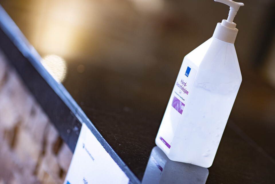 SMITTEVERN I FOKUS: FHI's smittervernråd og antibac er plassert rundt omkring i lokalet.