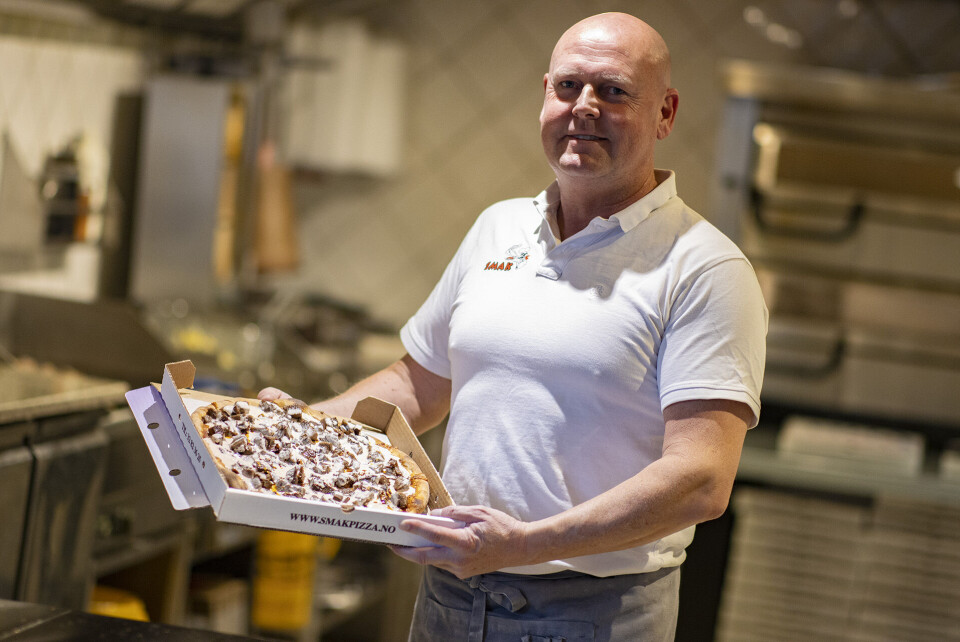 KEBABPIZZA: Vidar skar med et rykende ferskt eksemplar av sorten det trolig vil gå mange av i hjemme-påsken. Ali Simarinik var ikke tilstede da DRM24 var på besøk tirsdag.LES OGSÅ: Varene rives vekk hos Bauhaus - har ansatt ti nye medarbeidereLES OGSÅ: Smak Pizza gjenåpner dørene