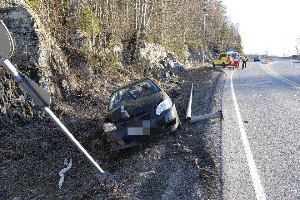 STORE SKADER: Bilen fikk store skader i fronten etter å ha tatt med seg en lyktestolpe og et skilt på ferden.