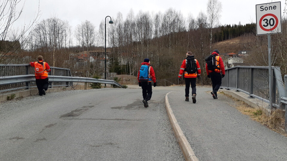 SØK: Her er Røde Kors i aksjon på Lierskogen.