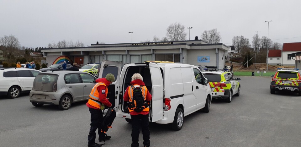 HOVEDKVARTER: Samfunnshuset på Lierskogen. - Personer som ønsker å bidra i søket trenger ikke møtes her, det er forbeholdt innkalte mannskaper, opplyser politiet. (FOTO: NILS J. MAUDAL)