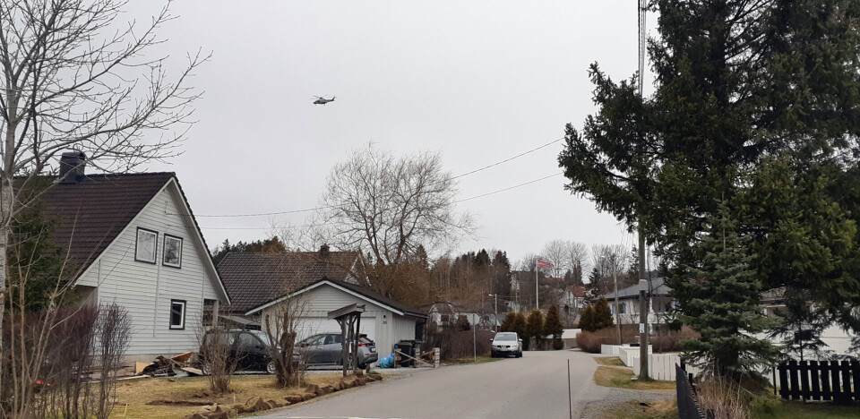 SØKER MED VARMESØKENDE KAMERA: Politihelikopteret over bebyggelsen på Lierskogen.