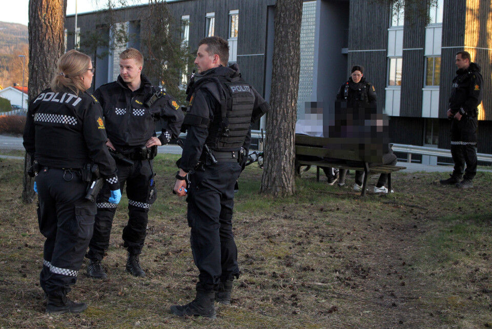 ALVORLIG: Politiet var ikke spesielt imponert over fritidsaktivitetene til ungdommene på Loesmoen fredag kveld. Her er alvoret trolig i ferd med å synke inn, omringet av væpnet politi.