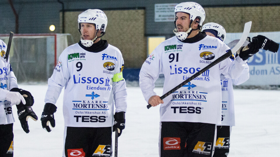 LEGGER OPP: Marius Austad (til høyre), her sammen med kaptein Petter Moen etter å ha sikret seriemesterskapet med seier mot Stabæk i januar 2018.