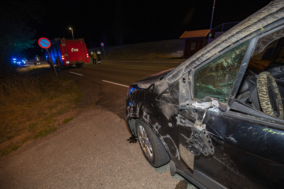 KRAFTIG SKRELL: Bilen i forgrunnen havnet på taket i grøfta etter en konflikt med sjåføren i den andre.