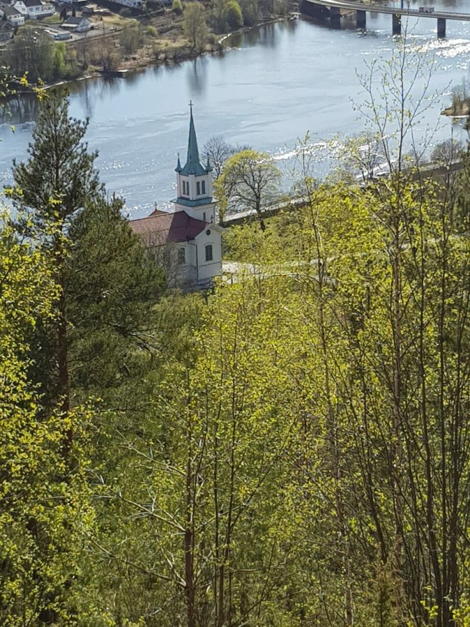 SOMMERLIG: Her fra Nedre Eiker mandag. Blir det ny dag over 20 grader? (FOTO: LESERBILDE)