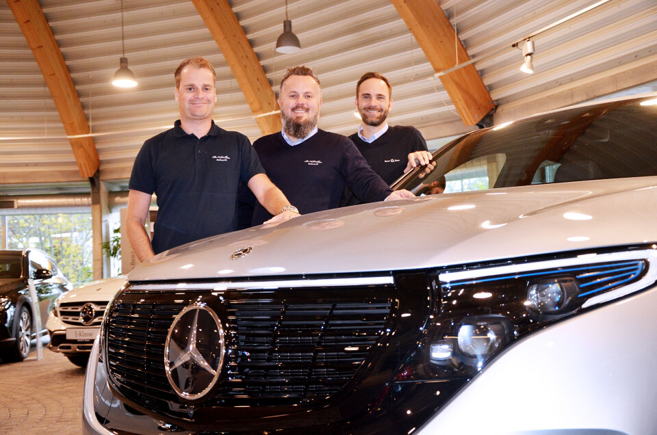 SELGER BRA: - Året har startet godt for Mercedes-Benz, fastslår fra venstre Marius Lieng, Nils Tangen og Martin Norevik Storum. Og bilen er selvsagt Mercedes-Benz EQC.