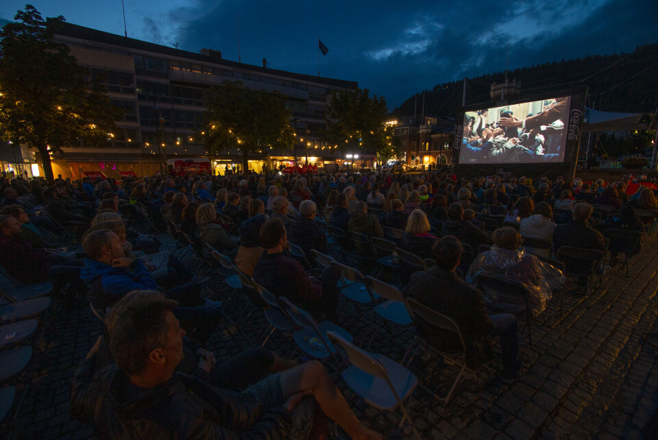 UNDER ÅPEN HIMMEL: Hundrevis av drammensere kom til Bragernes Torg for å få med seg «Cinema Paradiso» på stort lerrett i august i fjor.