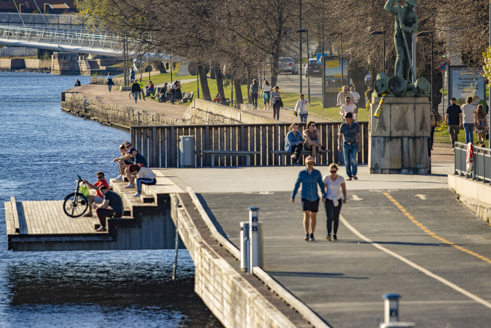 ELVELANGS: Mange trakk ut i det varme sommerværet i sentrum onsdag.