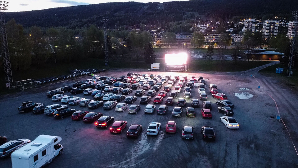 DRIVE-IN ANNO 2020: Mange ville se John Travolta og Olivia Newton-John lørdag kveld.