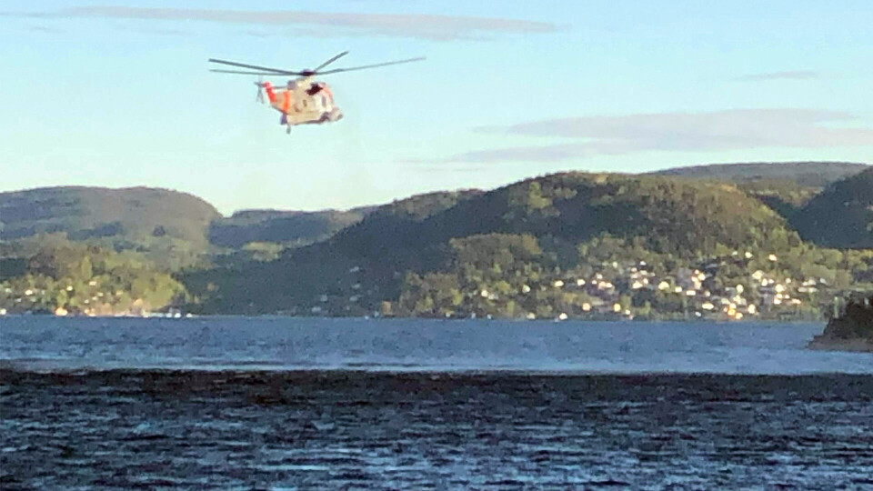 - Ulykken skal ha skjedd i forbindelse med fortøyning av en båt. Begge ombord skal ha havnet i vannet, men kun en greide å komme seg opp igjen, opplyser politiets operasjonssentralen til DRM24.
