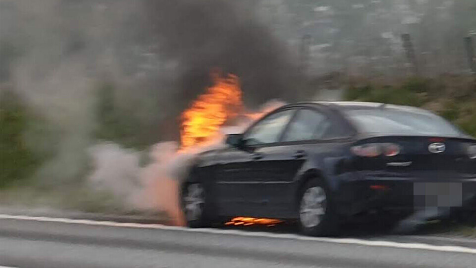 Bilbrann på E18 i morgenrushet
