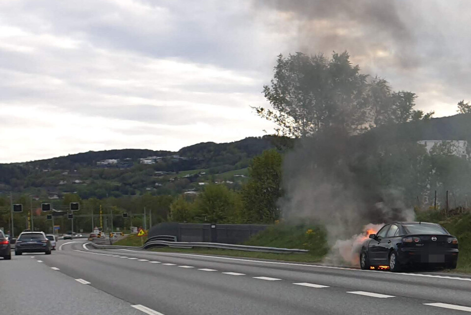 Bilbrann på E18 i morgenrushet