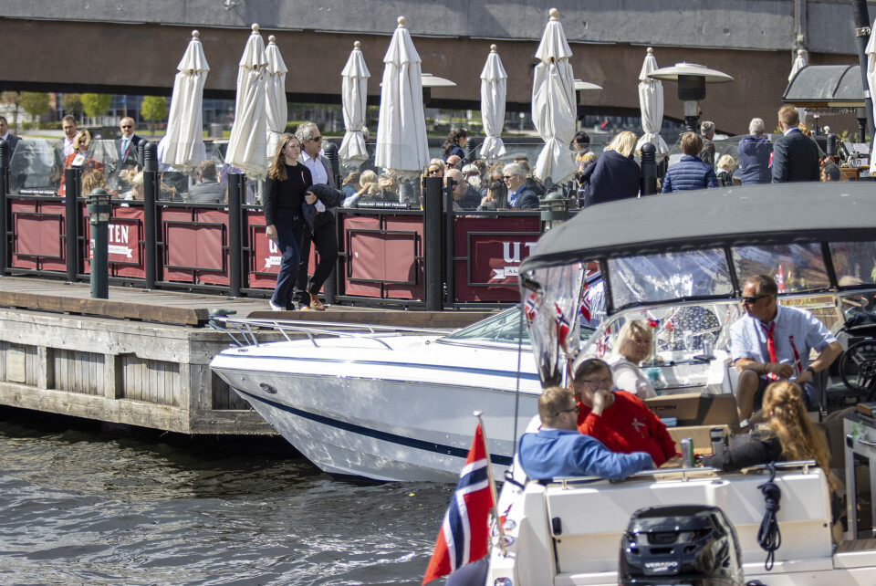 UTESERVERING: Mange ankom sentrum båtveien.