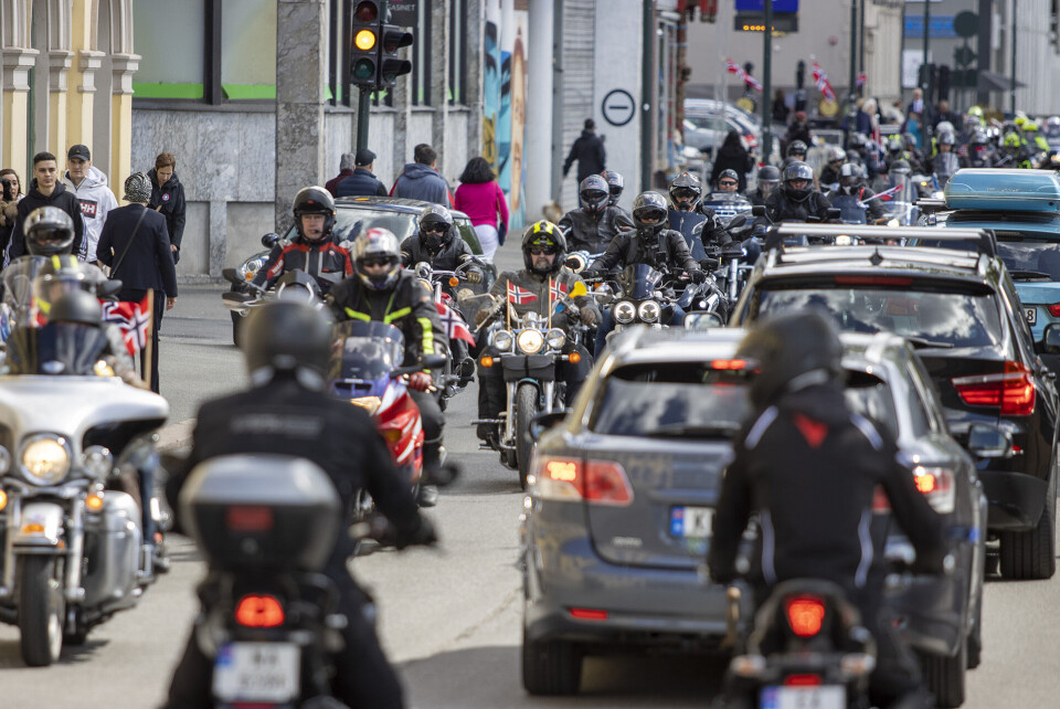 MC-KORTESJE: Hundrevis av motorsyklister brummet seg gjennom sentrum.