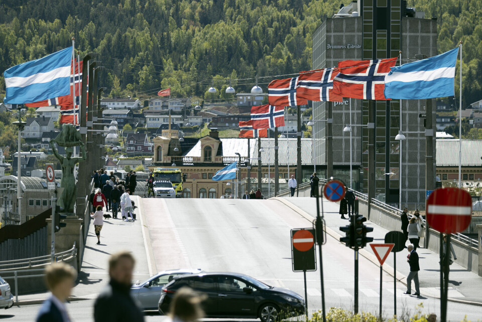 GODT DRAG I LUFTA: 17.mai-flaggene stod rett ut over bybrya takket være frisk bris.