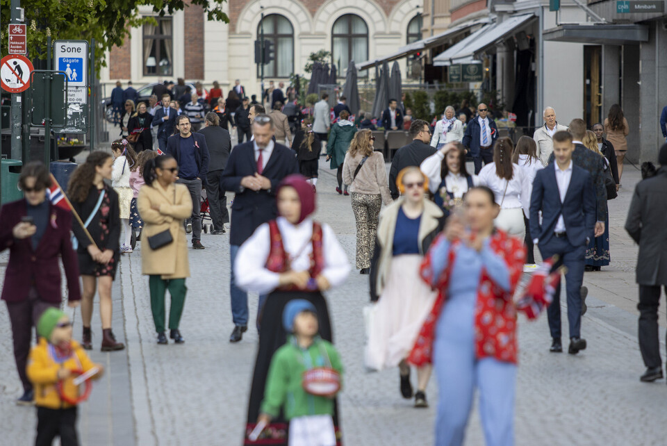 FOLKSOMT: Mange penkledde drammensere var å se i sentrum gjennom ettermiddagen 17. mai.