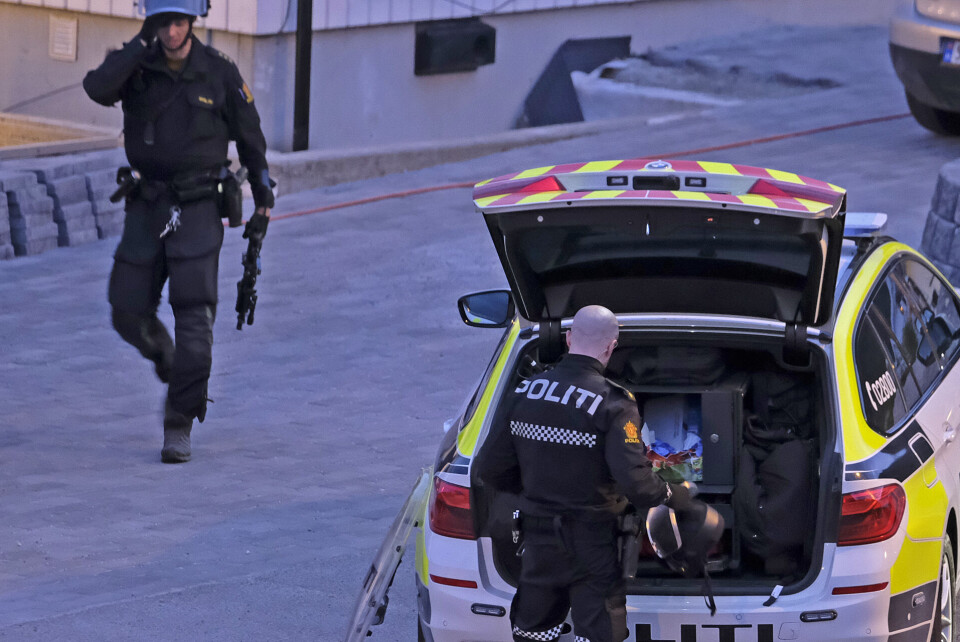 Bakgrunnen for at politiet rykket ut til stedet mandag var en voldshendelse, hvor mannen ble siktet for dette.