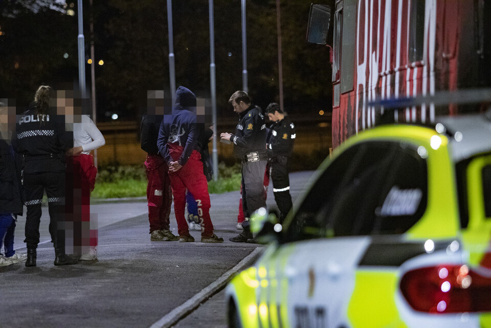 SJEKKET UT: Politiet fant ikke noe å sette fingeren på. Ungdommene oppførte seg pent, og var tilsynelatende heller ikke spesielt beruset for tidspunktet.MÅTTE VISE PAPIRENE: Tilsynelatende var det meste «forskriftsmessig anordnet».