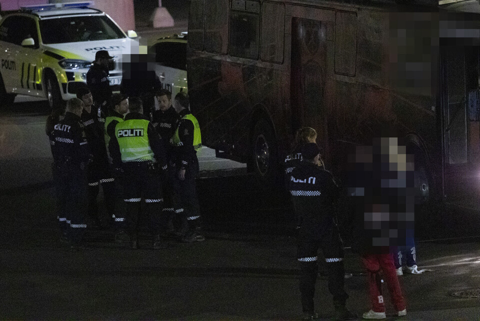 GOD KAPASITET: Det skulle ikke stå på politiressursene i akkurat dette tilfellet.POLITIESKORTE: Her blir bussen geleidet av E18.