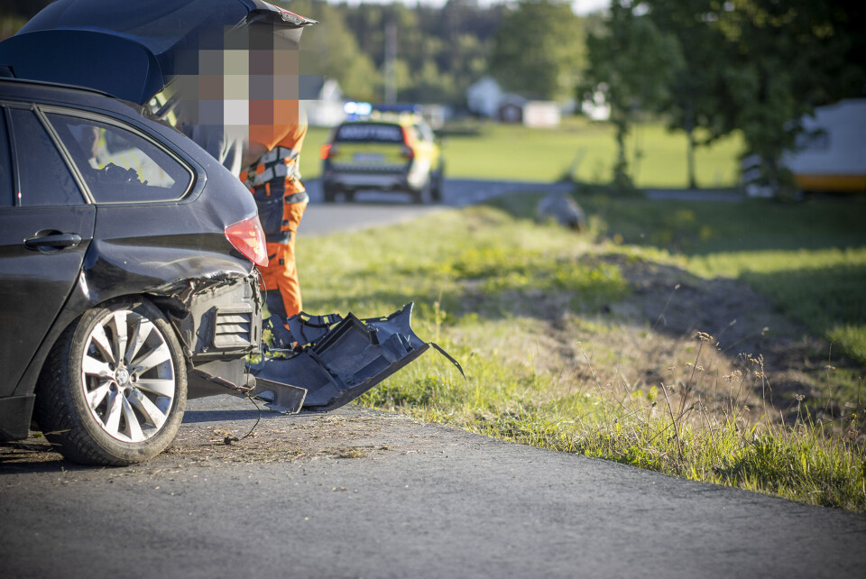 STOR FART: Bilen skal kjørt mot Mjøndalen da den mistet grepet i venstrekurven bak akuttbilen, traff steinen bak i bildet og havnet på jordet før den stoppet her.