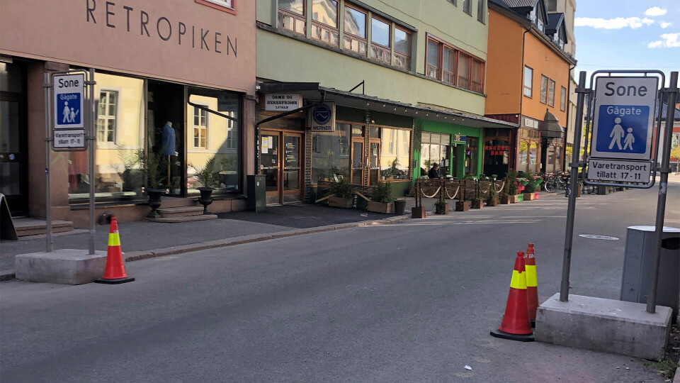 SATT TIL SIDE: Kjeglene har liten effekt, mener naboen, som her har tatt bilde av at kjeglene bare blir flyttet til side av bilistene.