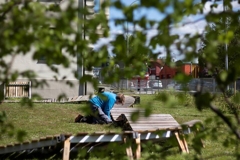 Her monteres det sykkelløype. Den bukter seg i den trygg hagen, godt skjermet fra trafikken.