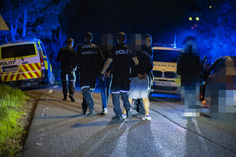 ARRESTERT: Her blir de fire mistenkte gjerningsmennene tatt av politiet etter å ha stukket fra åstedet i bil.