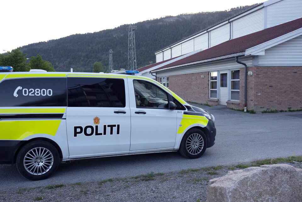 PÅ PLASS: Her er politiet ved Solbergbanen lørdag kveld.