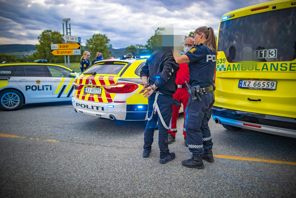 PÅGREPET: Her blir sjåføren arrestert av politiet.