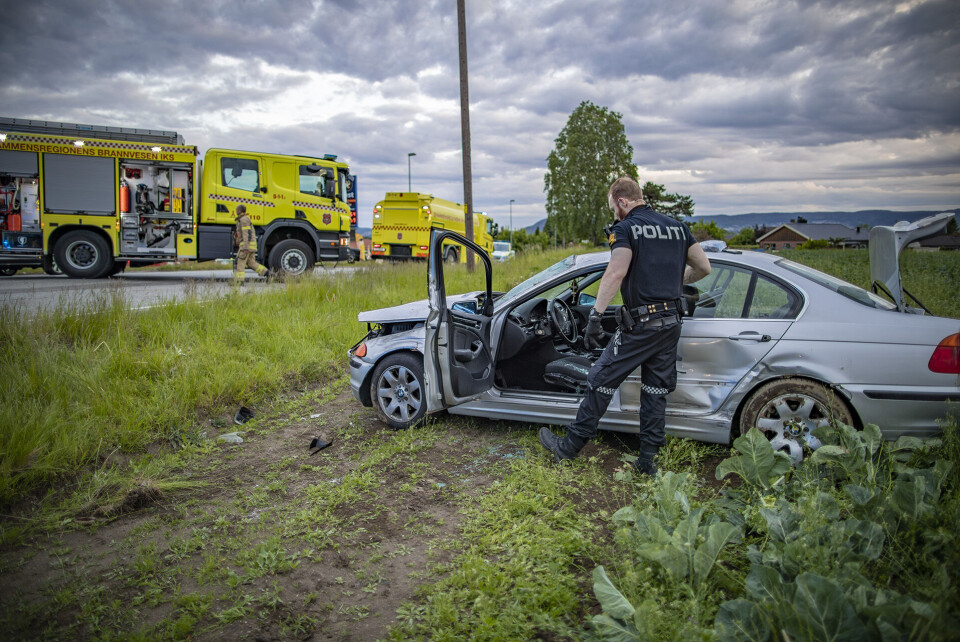 STORE SKADER: Bilen skal ha gått rundt før den landet her ute i potetåkereren.