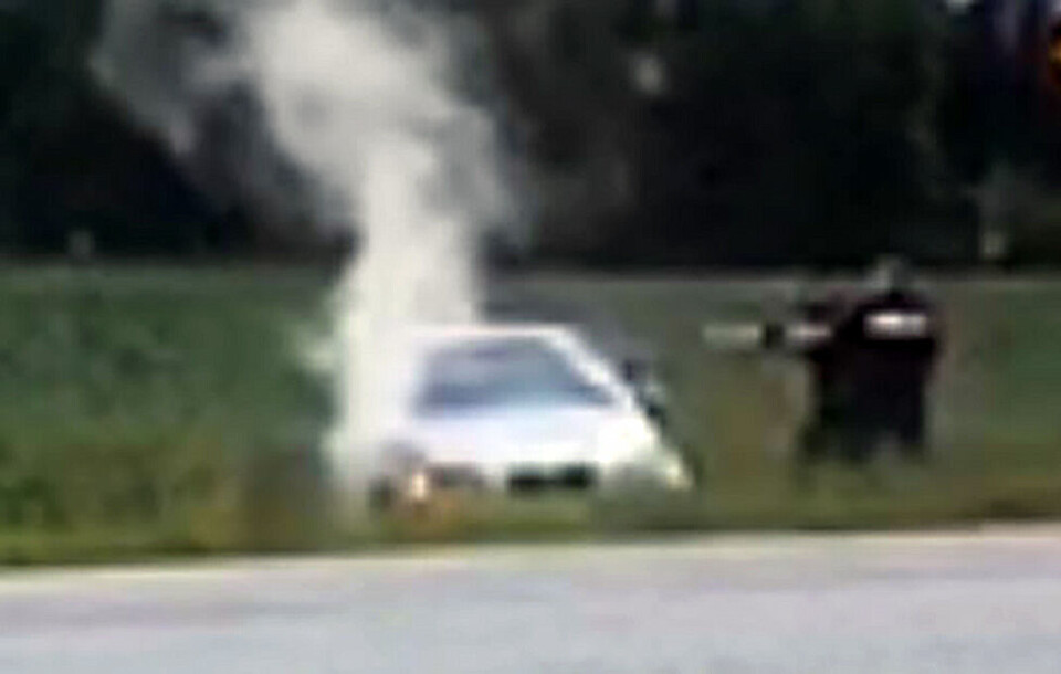 SE VIDEO: Her ender biljakten da politiet kjører inn i bilen