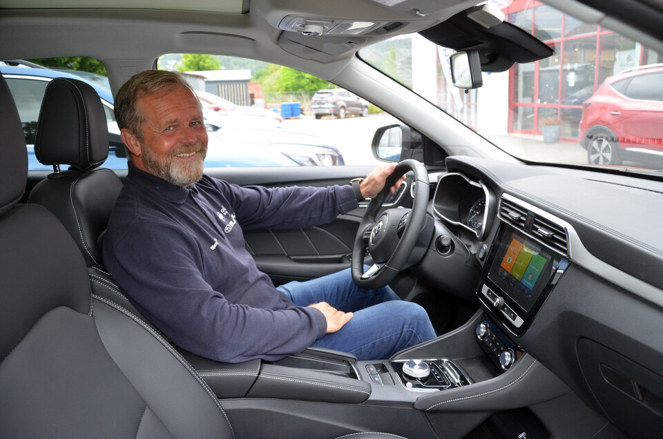 Ladekontakten sitter bak grillen.