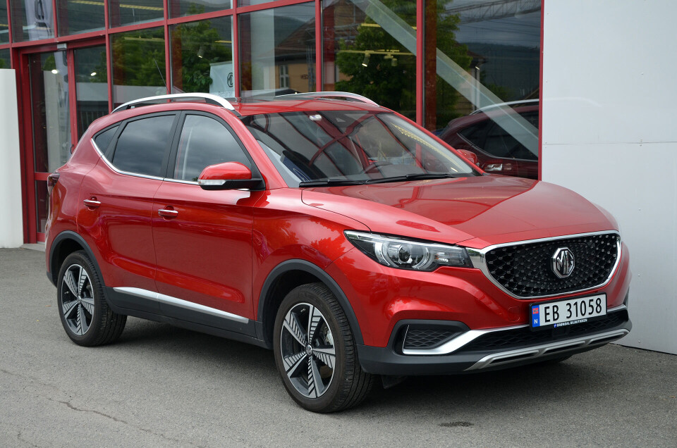 - Vi har valgt å satse på toppmodellen Luxury, som har en prislapp pålydende 259.900 kroner. Da er det meste av utstyr på plass, som for eksempel panorama soltak, ryggekamera med dynamiske hjelpelinjer, el.justerbart førersete, tre kjøremoduser og regenerativ bremsing. Listen over førerassistansesystemer er lang, og omfatter blant annet adaptiv cruise kontroll, blindsonevarsler, ryggevarsler og filskiftvarsler, forteller Haugen.