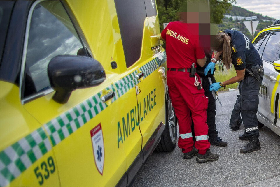 ARRESTERT: Her blir mannen undersøkt etter å ha blitt påsatt håndjern. Han var iført skuddsikker vest da han ble pågrepet.