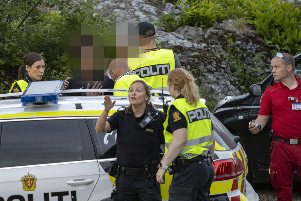 Én på flukt og én pågrepet etter vold mot to politimenn
