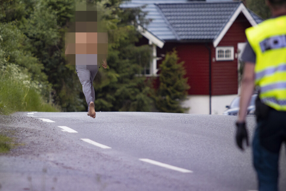 Flere timer senere var vedkommende fortsatt ikke funnet til tross for søk med både politihelikopter og hundepatrulje i området, men politiet kjenner vedkommendes identitet, opplyser de til DRM24.